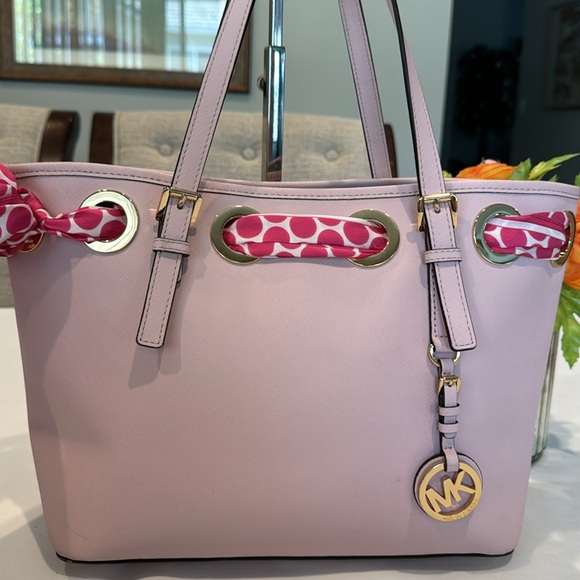 Authentic Michael Kors saffiano bag with scarf - Picture 2 of 13